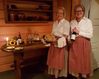 Ane Marie Heggemsnes og Else Marie Skogen serverer på Lier Bygdetun