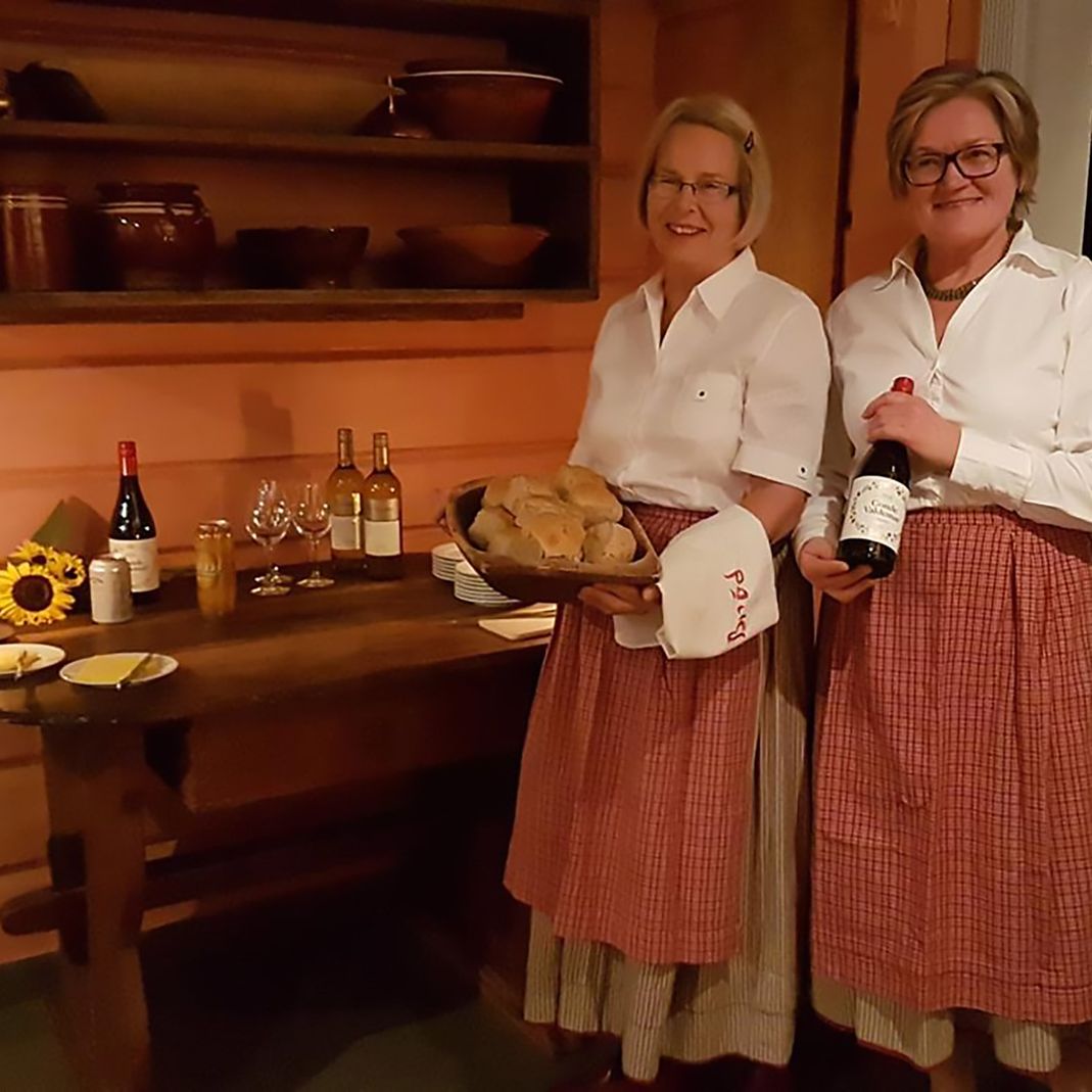 Ane Marie Heggemsnes og Else Marie Skogen serverer på Lier Bygdetun