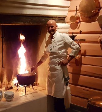 Svein Raste serverer suppe på Lier Bygdetun